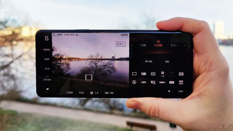 “复活”的手机拍照按钮，新设计真就更好用吗