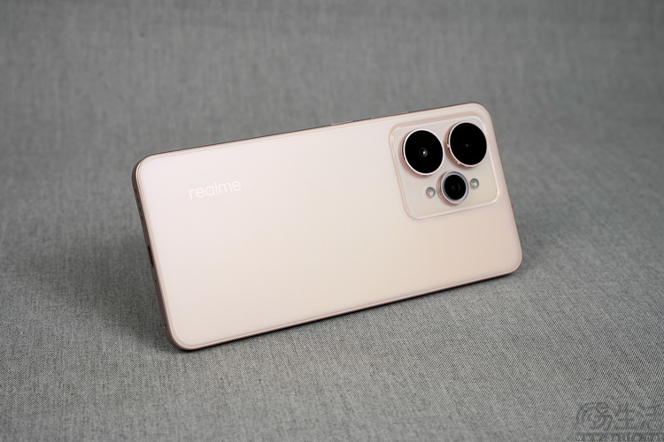 真我15首发评测：年轻人的娱乐平权神器